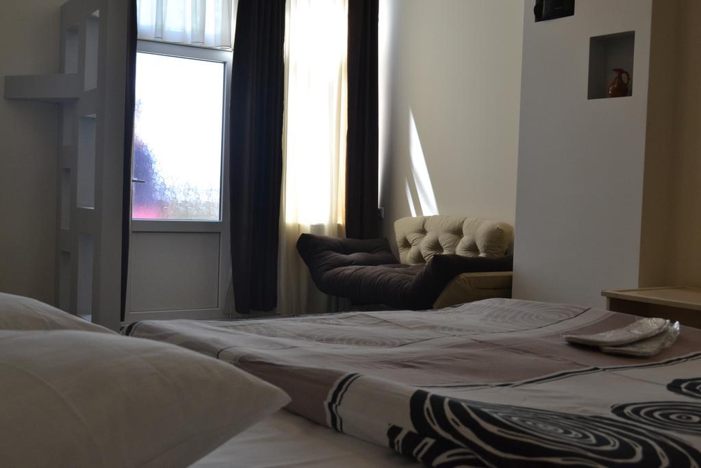 Family Apartment In Avlabari Tbilisi Exterior photo